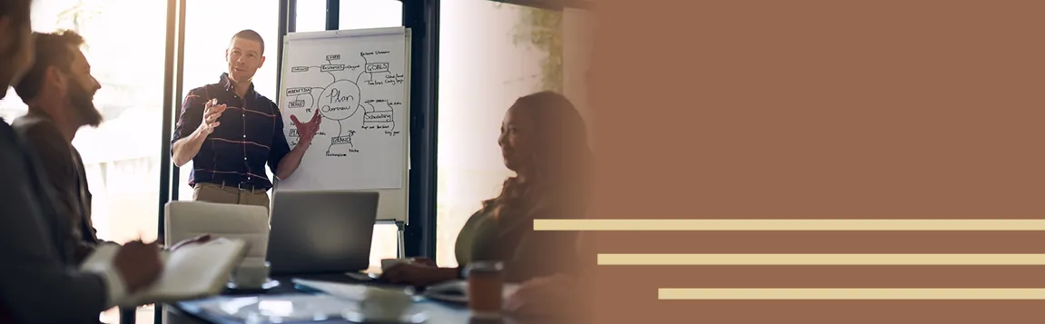 Mann hält Präsentation vor Flipchart mit Mindmap im Meeting