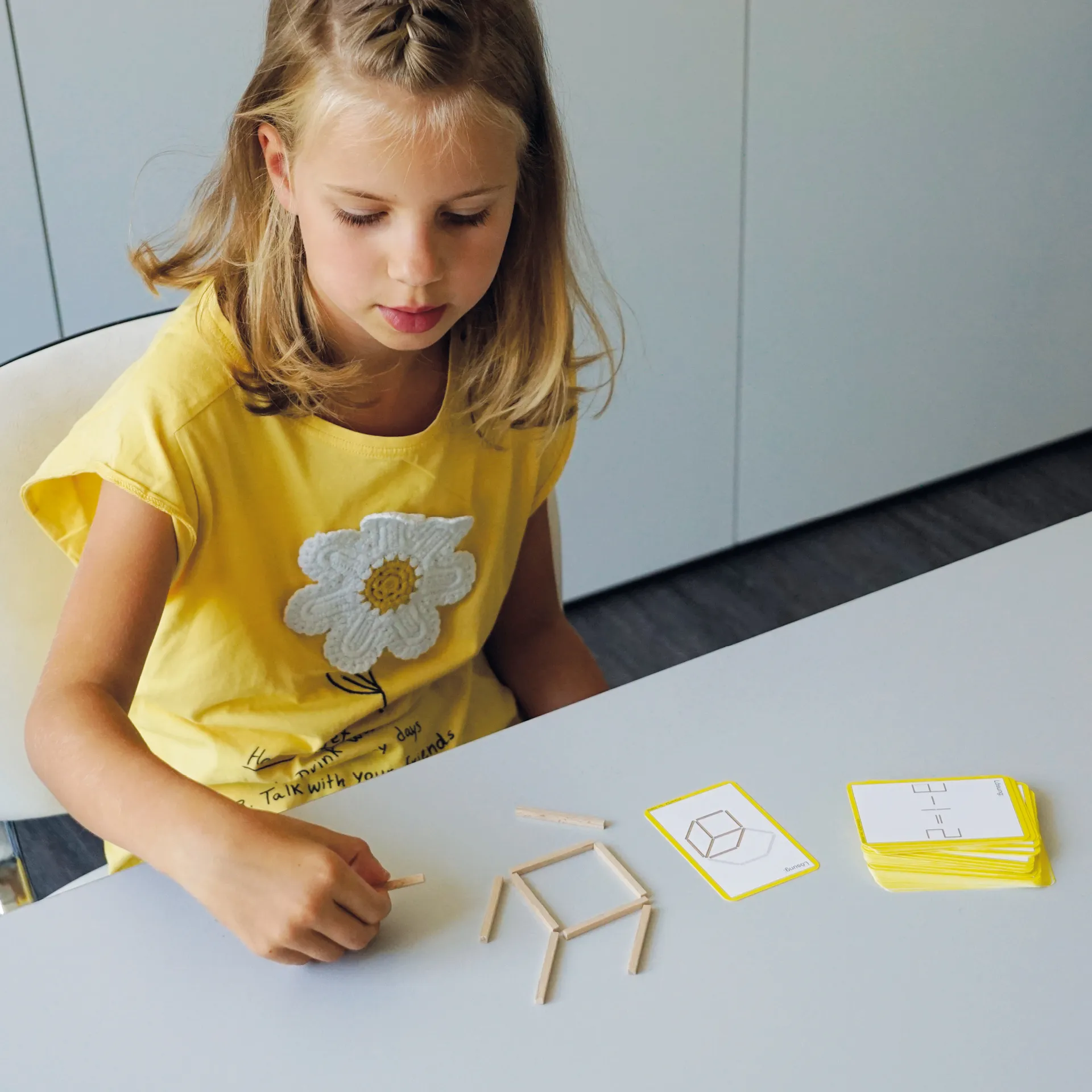 Holz-Stäbchen-Spiel im Etui